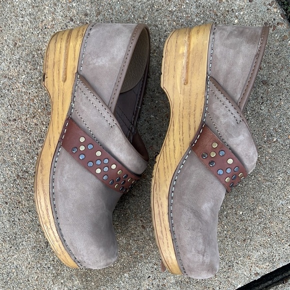 Dansko Pavan Taupe Milled Nubuck
Visit Women's Clogs size 39/ 8.5-9 - Picture 6 of 9
